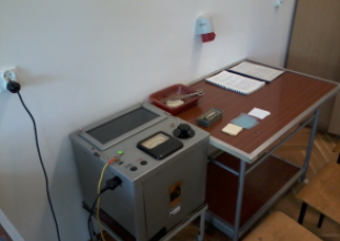 Stanowisko do pomiarów wytrzymałości elektrycznej doraźnej i jednominutowej