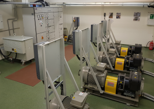 Maszynownia (C-010), zespoły prądotwórcze z napędem elektrycznym symulującym napędy mechaniczne z możliwością regulacji częstotliwości 60Hz +/-5Hz, zestaw transformatorów WN i NN