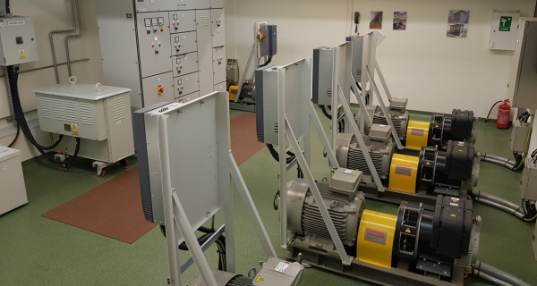 Maszynownia (C-010), zespoły prądotwórcze z napędem elektrycznym symulującym napędy mechaniczne z możliwością regulacji częstotliwości 60Hz +/-5Hz, zestaw transformatorów WN i NN